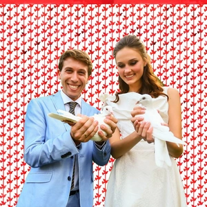 Détail d'un costume bleu clair et robe de mariée blanche avec colombes pour célébration