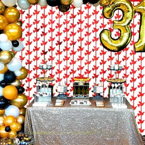 Détail des guirlandes de papier en forme d'oiseau rouge pour décor de fête festif