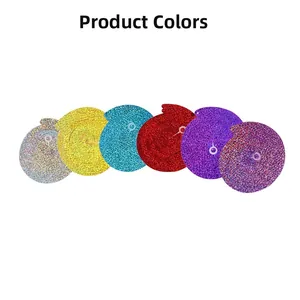 Détail de suspensions de Noël à paillettes en argent, bleu, rouge et violet brillant