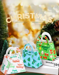 Vue détaillée de trois sacs cadeaux de Noël en feutre avec motifs de Père Noël et sapin