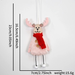 Détail de l'ornement renne de Noël en peluche avec écharpe rouge et perles en bois