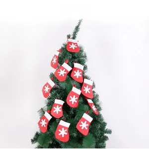 Dettaglio di calze di Natale rosse con fiocchi di neve appese all'albero di Natale