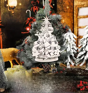Détail de l'ornement d'arbre de Noël en bois évidé avec gravures festives et cordelette