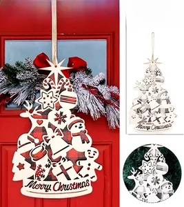 Détail d'un décor de Noël en bois avec motifs ajourés blancs et fond en tissu écossais rouge