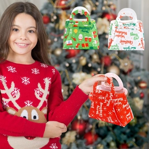 Trois sacs cadeaux de Noël en feutre avec Père Noël et flocons pour décoration de fête