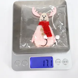 Vue détaillée d'un ornement de Noël renne en peluche sur une balance numérique
