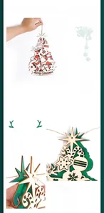 Détail d'une suspension sapin de Noël en bois avec motif à carreaux et Merry Christmas