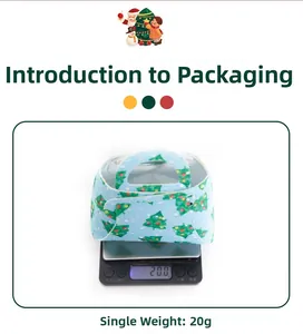 Vue détaillée du sac cadeau de Noël en feutre de 20g avec motif d'arbre festif