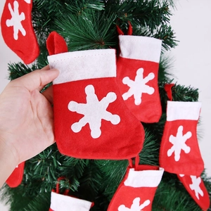 Ciondolo calza di Natale rossa classica con fiocco di neve bianco su albero