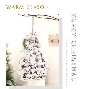 Détail d'un ornement de sapin en bois avec motif à carreaux et texte Merry Christmas