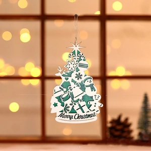 Détail d'une suspension de Noël en bois découpé au laser avec renne et bonhomme de neige