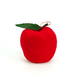 Roter beflockter Weihnachts-Apfelanhänger mit grünen Blättern und goldener Schnur