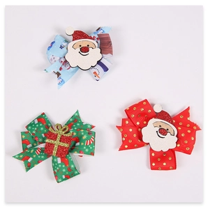 Vue détaillée de trois barrettes de Noël pour enfants avec bonhomme de neige et Père Noël