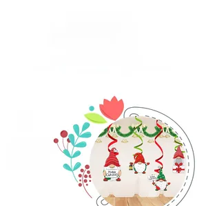 Gros plan de décorations de Noël en forme de gnome avec des découpes en papier festives