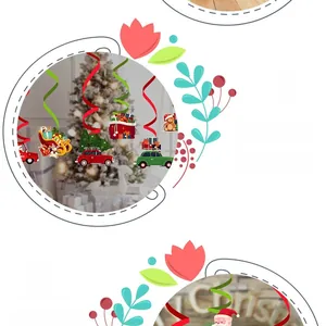 Gros plan de décorations de Noël en spirale avec Père Noël, Rudolph et motifs de voitures