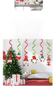Gros plan de spirales de gnome de Noël et pendentifs festifs pour décoration de plafond