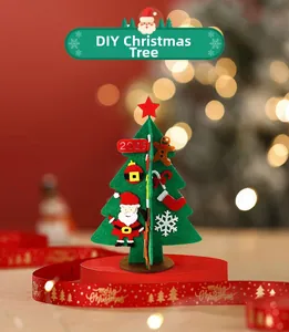Détail d'un sapin de Noël en feutre DIY avec des décorations festives de 2025