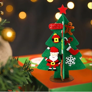 Mini sapin de Noël en feutrine DIY décor de table avec étiquette 2025 et ornements