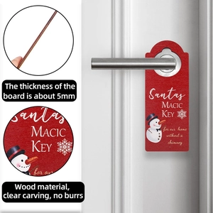 Détail de la poignée de porte de Noël en bois rouge de 5mm avec gravure laser