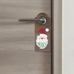 Détail d'une suspension de porte en bois avec Père Noël et inscription Merry