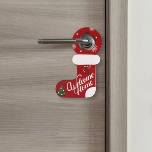 Gros plan d'un accroche-porte bas de Noël rouge avec texte Welcome Home blanc