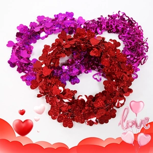 Tre ghirlande di cuori con paillettes rosse e viola per decorazioni di San Valentino