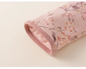 Detail der rosa floralen Bestickung und weichem Plüschfutter der Kinder-Hanfu-Kleidung