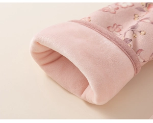 Detailansicht des rosa Hanfu-Kleides mit dickem, warmem Kunstfellfutter für den Winter