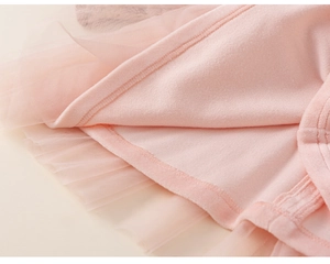 Detailansicht des rosa Babykleides mit Lagen aus Netzstoff und weichem Baumwollfutter