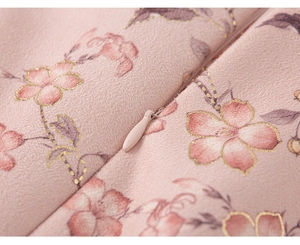 Nahaufnahme von rosa Blumenmuster mit Goldrand und verdecktem Reißverschluss-Detail