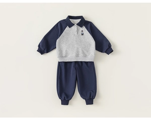 Détail de la broderie d'ours sur le sweat-shirt à col polo pour enfants en coton doux