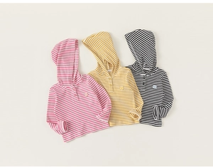 T-shirt a righe con cappuccio per bambini nei colori rosa, giallo e nero con toppa a orso