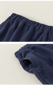 Détail du pantalon en tricot bleu marine pour fille avec taille élastique et poches latérales
