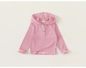Dettaglio felpa con cappuccio a righe rosa con applicazione orso e bottoni sul collo