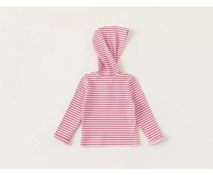 Dettaglio del tessuto a costine a righe bianche e rosa della maglia con cappuccio bimba