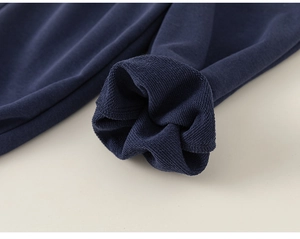 Gros plan du tricot bleu marine montrant la texture bouclée douce pour sweat-shirt garçon