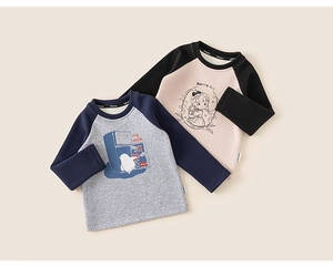 Dettaglio di magliette a maniche lunghe raglan per bambini con stampe di pinguino e bimba