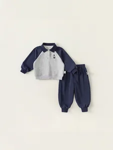 Ensemble fille avec sweat polo bleu marine et gris et pantalon avec broderie ours