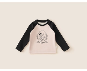 Dettaglio della maglia termica in pile per bambina con maniche raglan e stampa a fumetti