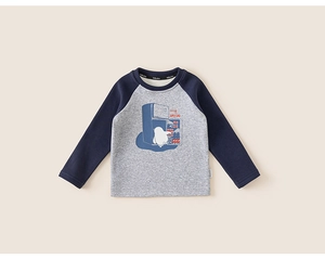 Dettaglio maglia felpata per bambini con illustrazione di pinguino e maniche raglan