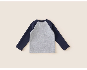 Dettaglio di maglietta termica per bambini con maniche raglan blu navy e corpo grigio