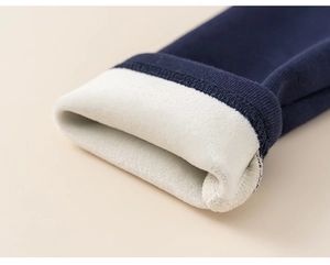 Dettaglio del tessuto a costine blu navy con fodera in pile bianco morbido e caldo