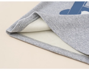 Dettaglio del tessuto a maglia grigio chiaro con fodera in pile bianco e doppia cucitura