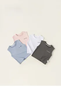 Vue détaillée de quatre débardeurs pour enfants en coton avec imprimé Cute Baby artistique