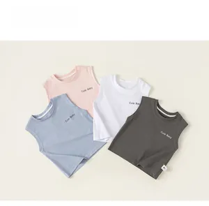 Débardeurs pour bébé en coton en rose, bleu, blanc et gris, disposés à plat
