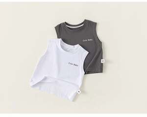 Détail de deux débardeurs en coton blanc et gris avec imprimé Cute Baby pour bébé