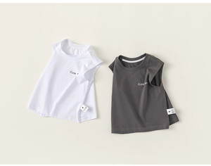 Détail de débardeurs pour bébés en coton blanc et gris foncé avec col rond et imprimés