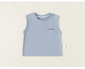 Détail d'un débardeur bébé en coton bleu clair avec l'inscription Cute Baby et étiquette
