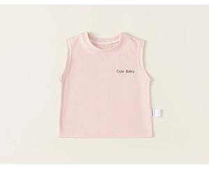 Détail du débardeur enfant en coton rose avec imprimé Cute Baby et texture de tissu doux