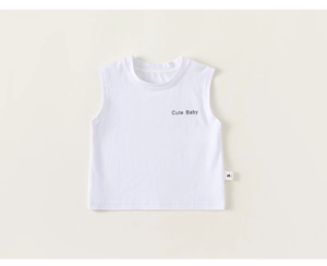 Détail du débardeur blanc en coton pour tout-petit avec inscription Cute Baby et étiquette